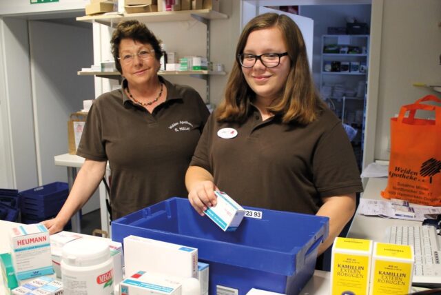 Nele Sobotta (right), who has a visual impairment, works at a pharmacy. Her boss, Susanne Müller, has ensured that the workplace is set up in such a way that she can perform her tasks and integrate smoothly into the team. Photo: Akademie Klausenhof.