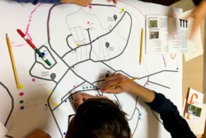 Daniela Chavarria draws a map of the area in cooperation with locals in Frigento, Italy. Photo: Johanna Monti.