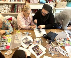 The embroidery workshop introduced self-portraiture through the fusion of embroidery and photography. While the women from the association taught embroidery techniques, the laboratory group exhibited their own stitch and embroidery net projects from earlier sessions. Photo: Citizens Xelerator.